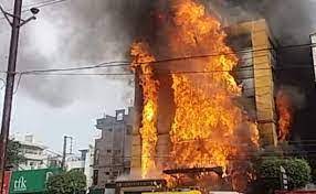 इंदौर के होटल में आग, तीन महिलाओं समेत आठ लोगों को सुरक्षित बाहर निकाला गया…